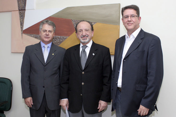 Ardison Naim Akel, Mauro Cesar Kalinke e Juarez Rossetim, diretor Adm eE Fin. do SESCAP-PR