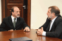 O governador em exercício Flávio Arns e o presidente da Junta Comercial do Paraná, Ardisson Akel, discutiram segunda-feira (25) possibilidade de estabelecerem parcerias para beneficiar os alunos da rede pública de ensino.