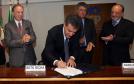 A Secretaria de Estado da Fazenda e a Junta Comercial do Paraná (Jucepar) firmaram nesta quarta-feira (23) convênio para a integração de cadastros empresariais no sistema Empresa Fácil Paraná, o convênio foi assinado pelo governador Beto Richa, o secretário estadual da Fazenda, Mauro Ricardo Costa, e o presidente da Junta Comercial, Ardisson Akel, durante um encontro com empresários na Associação Comercial do Paraná (ACP), em Curitiba.Curitiba, 23/08/2017.Foto: Orlando Kissner/ANPr