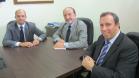 Alex Barbosa, gerente de TI da Junta Comercial de Minas Gerais (Jucemg), e Ciro Daniel Souza da Silva, do DREI, se reúnem com o presidente da Jucepar para afinar os detalhes da implantação da Redesim no Estado.