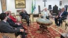 O sub-procurador da Jucepar, Marcus Vinicius Pereira, o presidente do órgão, Ardisson Naim Akel, e os desembargadores Vilma Régia Ramos de Rezende, Fernando Vidal Pereira de Oliveira e Clotário de Macedo Portugal Neto se encontram com o presidente do TJ, Guilherme Luiz Borges.