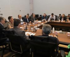 Reunião no Gabinete de Gestão e Informação (GGI) sobre o programa Descomplica Paraná.