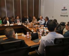 Reunião no Gabinete de Gestão e Informação (GGI) sobre o programa Descomplica Paraná.