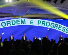 O governador Ratinho Junior assinou nesta quinta-feira(14), na abertura da Feira do Empreendedor do Sebrae, em Curitiba, o Decreto de Baixo Risco. O documentos vai dispensar mais de 770 atividades econômicas da emissão de licenças na abertura de empresas.