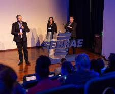 Estado e Sebrae-PR orientam prefeituras da RMC e Litoral sobre o Decreto do Baixo Risco. Na foto, Técnico do Sebrae à esquerda com os técnicos da Jucepar, Fernanda Will e Idervan Caetano à direita.