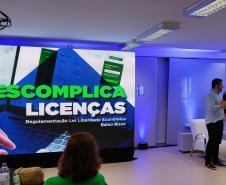 O Governo do Estado, por meio da Junta Comercial do Paraná (Jucepar) e da Casa Civil, apresentou nesta terça-feira (28) o programa Descomplica Paraná para gestores públicos municipais de Londrina e outros 12 municípios da região Norte do Estado.