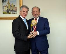 Presidente da Jucepar recebe homenagem do Sescap