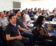 Os 53 novos servidores da Junta Comercial do Paraná (Jucepar) empossados pelo governador Beto Richa na última semana, iniciaram oficialmente suas atividades na autarquia nesta quinta-feira (5). Eles foram recepcionados no prédio que abrigará o Centro de Documentação do órgão pelo secretário da Administração e da Previdência, Fernando Ghignone, e pelo presidente da Jucepar, Ardisson Akel.Curitibaq, 05/04/2018.Foto: Evandro Fadel/SEAP