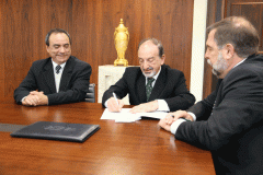 O governador em exercício Flávio Arns e o presidente da Junta Comercial do Paraná, Ardisson Akel, discutiram segunda-feira (25) possibilidade de estabelecerem parcerias para beneficiar os alunos da rede pública de ensino.