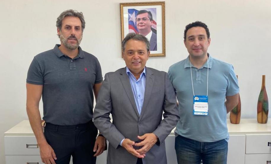 O procurador regional, Marcus Vinicius Tadeu Pereira, e o secrtário-geral da Jucepar, Leandro Marcos Raysel Biscaia, estiveram com o presidente da Junta Comercial do Maranhão, anfitrião do encontro.