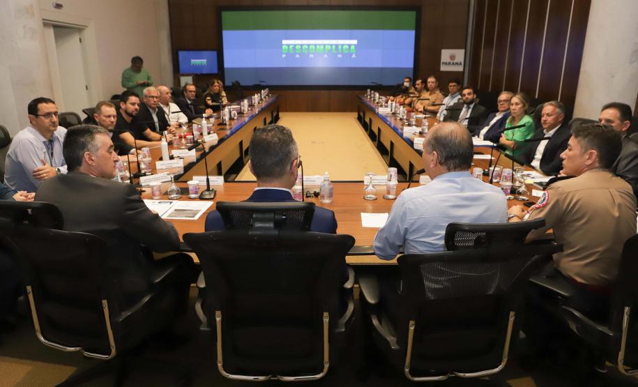 Reunião no Gabinete de Gestão e Informação (GGI) sobre o programa Descomplica Paraná.