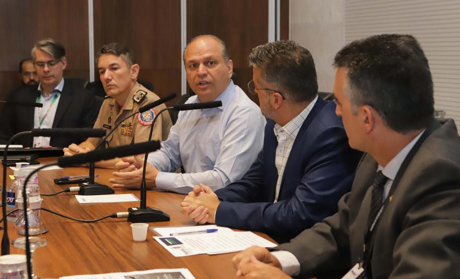 Reunião no Gabinete de Gestão e Informação (GGI) sobre o programa Descomplica Paraná.