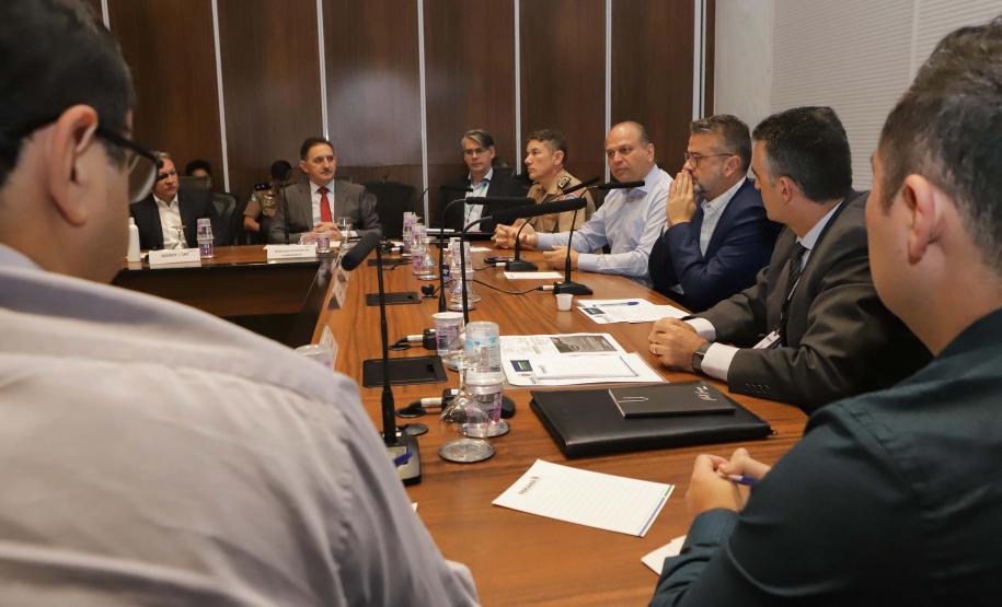 Reunião no Gabinete de Gestão e Informação (GGI) sobre o programa Descomplica Paraná.