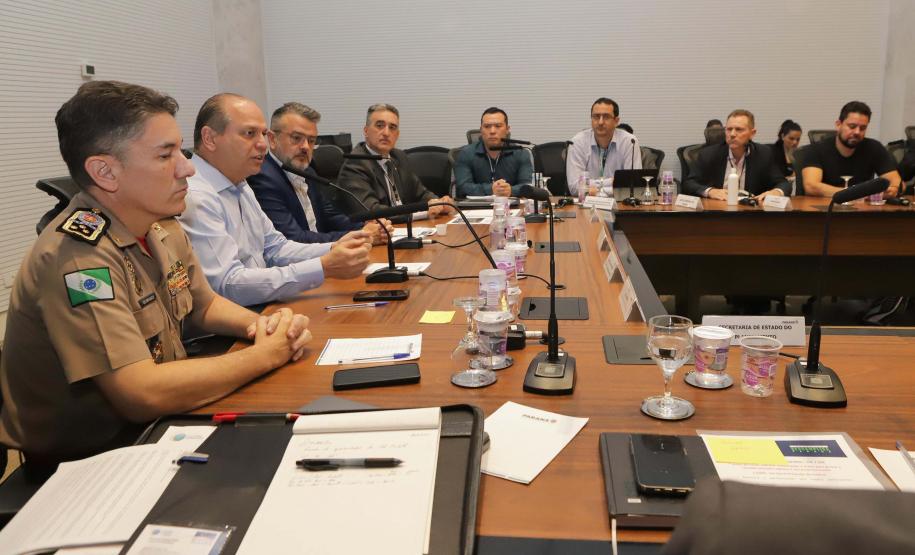 Reunião no Gabinete de Gestão e Informação (GGI) sobre o programa Descomplica Paraná.