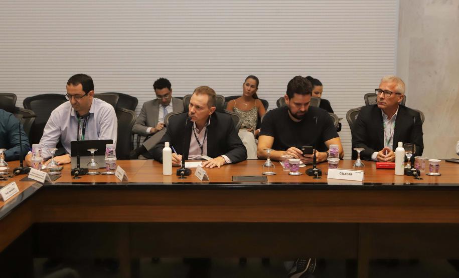 Reunião no Gabinete de Gestão e Informação (GGI) sobre o programa Descomplica Paraná.