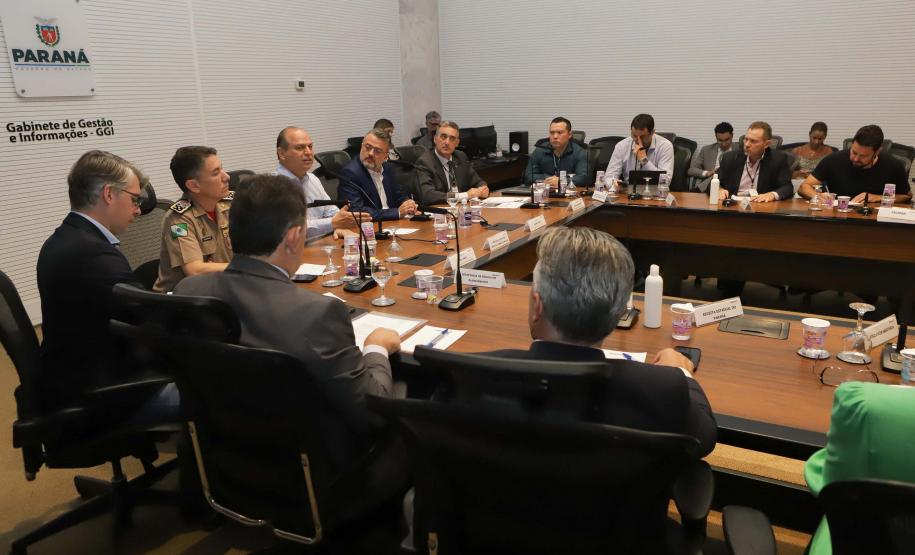 Reunião no Gabinete de Gestão e Informação (GGI) sobre o programa Descomplica Paraná.
