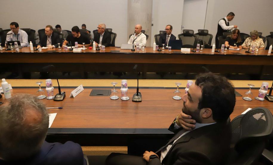 Reunião no Gabinete de Gestão e Informação (GGI) sobre o programa Descomplica Paraná.