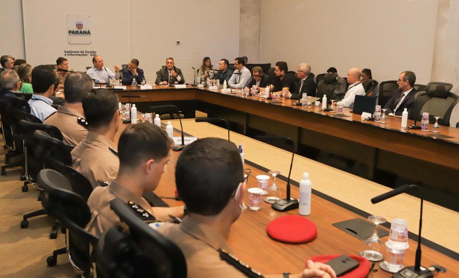 Reunião no Gabinete de Gestão e Informação (GGI) sobre o programa Descomplica Paraná.