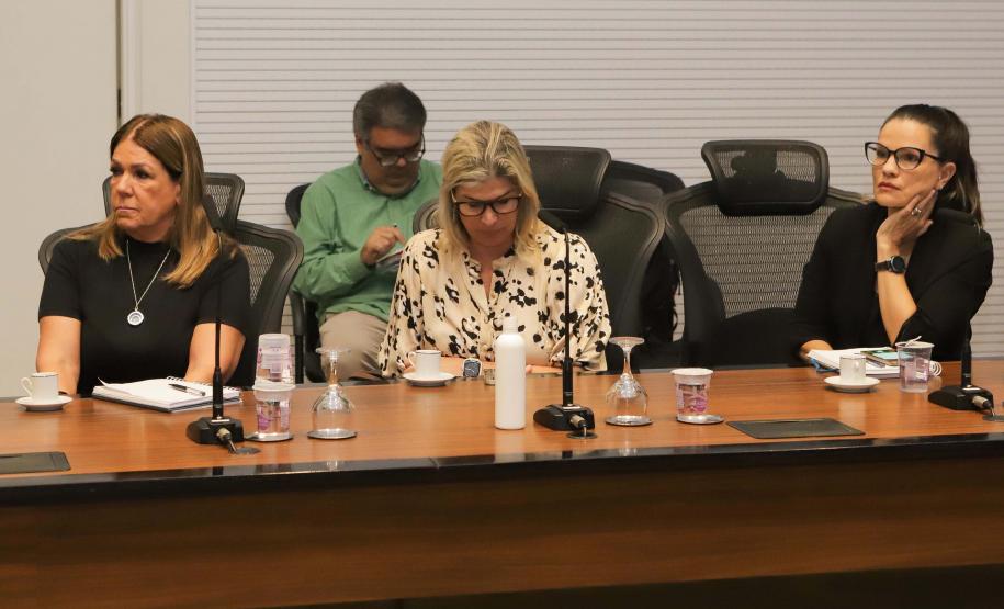 Reunião no Gabinete de Gestão e Informação (GGI) sobre o programa Descomplica Paraná.