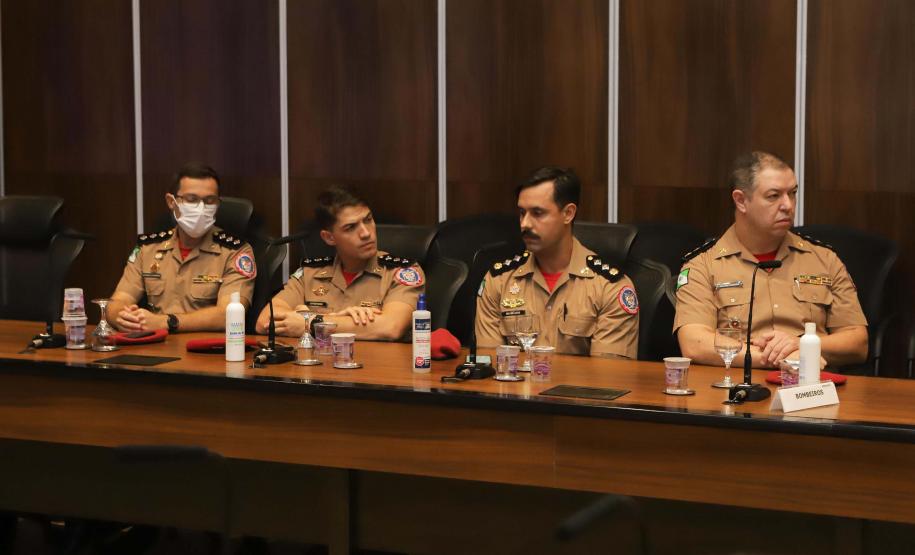 Reunião no Gabinete de Gestão e Informação (GGI) sobre o programa Descomplica Paraná.