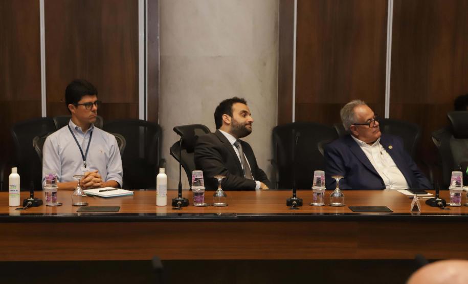 Reunião no Gabinete de Gestão e Informação (GGI) sobre o programa Descomplica Paraná.