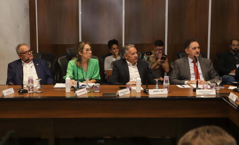 Reunião no Gabinete de Gestão e Informação (GGI) sobre o programa Descomplica Paraná.