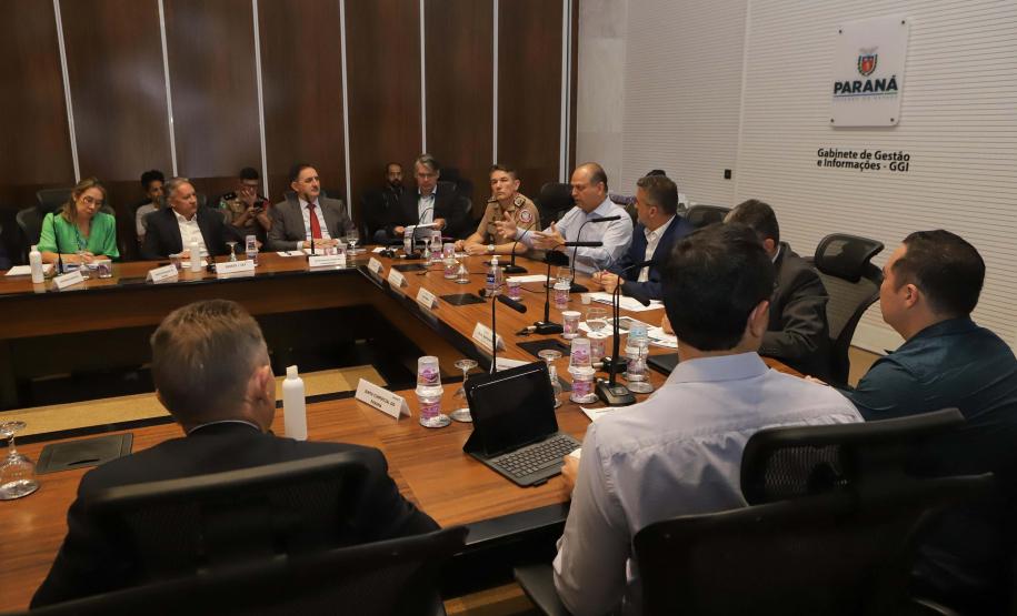 Reunião no Gabinete de Gestão e Informação (GGI) sobre o programa Descomplica Paraná.