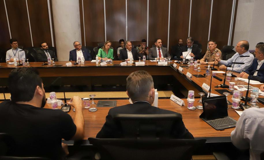 Reunião no Gabinete de Gestão e Informação (GGI) sobre o programa Descomplica Paraná.