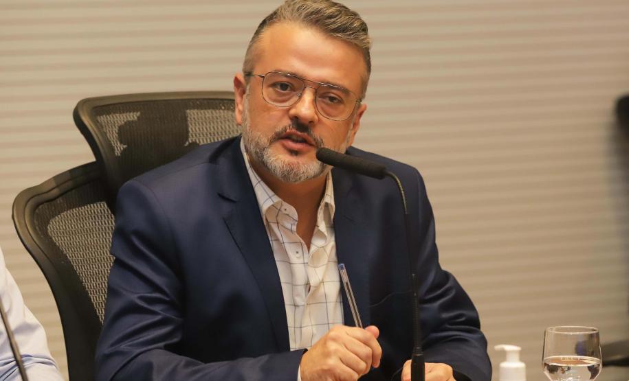 Reunião no Gabinete de Gestão e Informação (GGI) sobre o programa Descomplica Paraná.