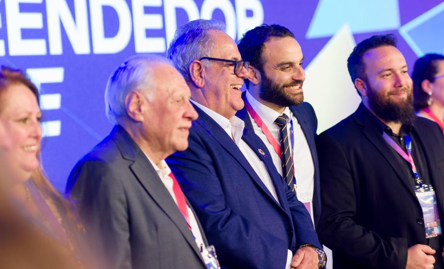 O governador Ratinho Junior assinou nesta quinta-feira(14), na abertura da Feira do Empreendedor do Sebrae, em Curitiba, o Decreto de Baixo Risco. O documentos vai dispensar mais de 770 atividades econômicas da emissão de licenças na abertura de empresas. O governador Ratinho Junior assinou nesta quinta-feira(14), na abertura da Feira do Empreendedor do Sebrae, em Curitiba, o Decreto de Baixo Risco. O documentos vai dispensar mais de 770 atividades econômicas da emissão de licenças na abertura de empresas.