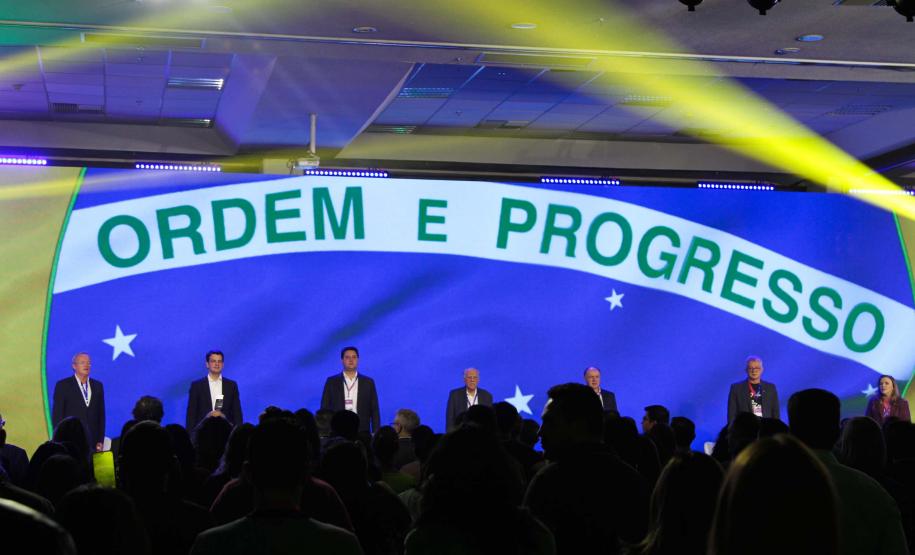 O governador Ratinho Junior assinou nesta quinta-feira(14), na abertura da Feira do Empreendedor do Sebrae, em Curitiba, o Decreto de Baixo Risco. O documentos vai dispensar mais de 770 atividades econômicas da emissão de licenças na abertura de empresas.