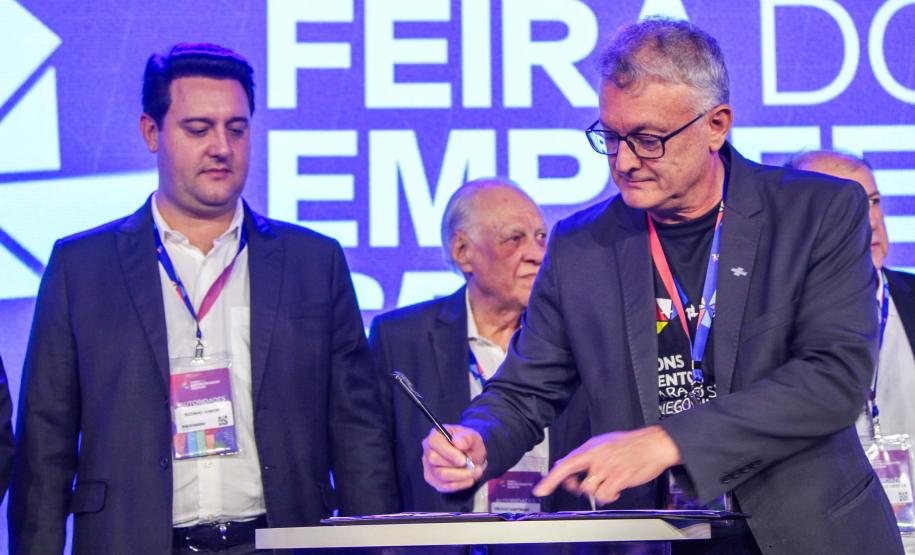 O governador Ratinho Junior assinou nesta quinta-feira(14), na abertura da Feira do Empreendedor do Sebrae, em Curitiba, o Decreto de Baixo Risco. O documentos vai dispensar mais de 770 atividades econômicas da emissão de licenças na abertura de empresas.