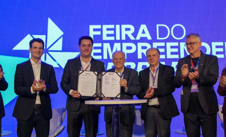 O governador Ratinho Junior assinou nesta quinta-feira(14), na abertura da Feira do Empreendedor do Sebrae, em Curitiba, o Decreto de Baixo Risco. O documentos vai dispensar mais de 770 atividades econômicas da emissão de licenças na abertura de empresas.
