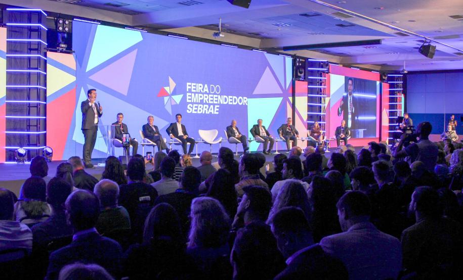 O governador Ratinho Junior assinou nesta quinta-feira(14), na abertura da Feira do Empreendedor do Sebrae, em Curitiba, o Decreto de Baixo Risco. O documentos vai dispensar mais de 770 atividades econômicas da emissão de licenças na abertura de empresas.