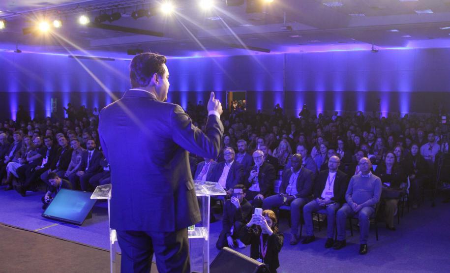 O governador Ratinho Junior assinou nesta quinta-feira(14), na abertura da Feira do Empreendedor do Sebrae, em Curitiba, o Decreto de Baixo Risco. O documentos vai dispensar mais de 770 atividades econômicas da emissão de licenças na abertura de empresas.