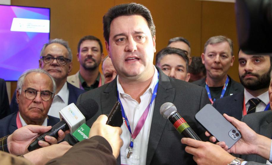 O governador Ratinho Junior assinou nesta quinta-feira(14), na abertura da Feira do Empreendedor do Sebrae, em Curitiba, o Decreto de Baixo Risco. O documentos vai dispensar mais de 770 atividades econômicas da emissão de licenças na abertura de empresas.