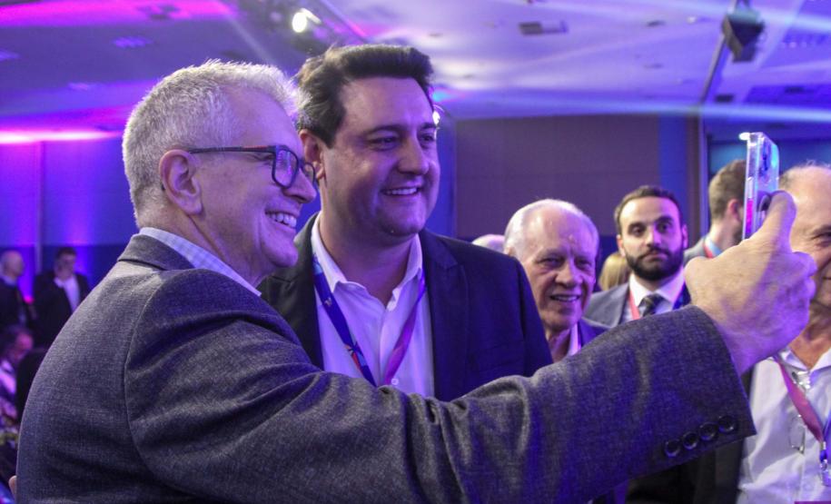 O governador Ratinho Junior assinou nesta quinta-feira(14), na abertura da Feira do Empreendedor do Sebrae, em Curitiba, o Decreto de Baixo Risco. O documentos vai dispensar mais de 770 atividades econômicas da emissão de licenças na abertura de empresas.