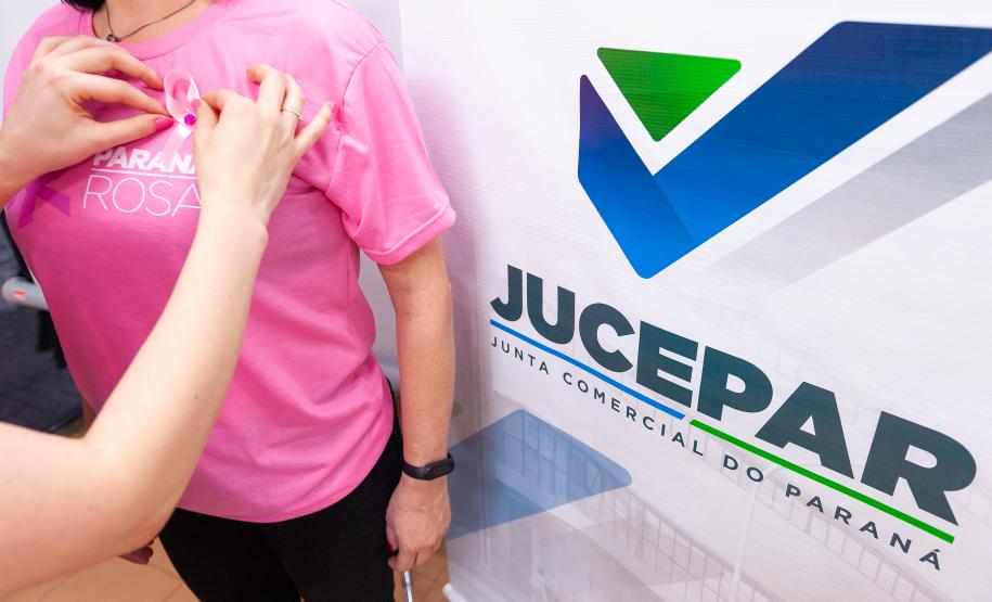 Servidores da Jucepar participam de palestra sobre prevenção do câncer de mama