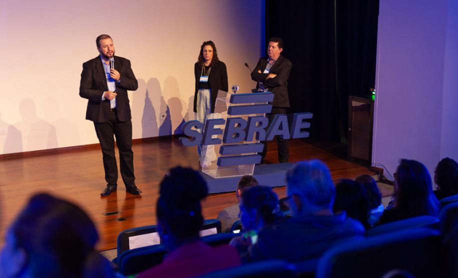Estado e Sebrae-PR orientam prefeituras da RMC e Litoral sobre o Decreto do Baixo Risco. Na foto, Técnico do Sebrae à esquerda com os técnicos da Jucepar, Fernanda Will e Idervan Caetano à direita.