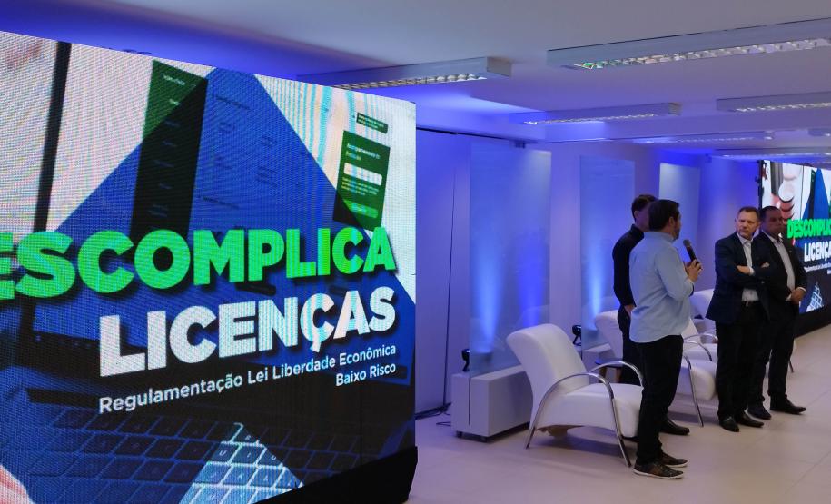 O Governo do Estado, por meio da Junta Comercial do Paraná (Jucepar) e da Casa Civil, apresentou nesta terça-feira (28) o programa Descomplica Paraná para gestores públicos municipais de Londrina e outros 12 municípios da região Norte do Estado.