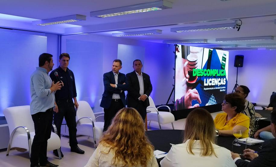 O Governo do Estado, por meio da Junta Comercial do Paraná (Jucepar) e da Casa Civil, apresentou nesta terça-feira (28) o programa Descomplica Paraná para gestores públicos municipais de Londrina e outros 12 municípios da região Norte do Estado.