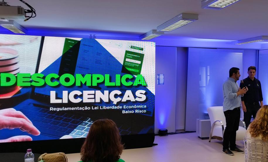O Governo do Estado, por meio da Junta Comercial do Paraná (Jucepar) e da Casa Civil, apresentou nesta terça-feira (28) o programa Descomplica Paraná para gestores públicos municipais de Londrina e outros 12 municípios da região Norte do Estado.