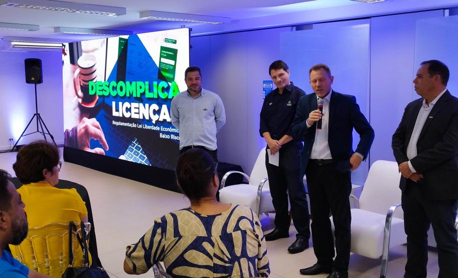 O Governo do Estado, por meio da Junta Comercial do Paraná (Jucepar) e da Casa Civil, apresentou nesta terça-feira (28) o programa Descomplica Paraná para gestores públicos municipais de Londrina e outros 12 municípios da região Norte do Estado.