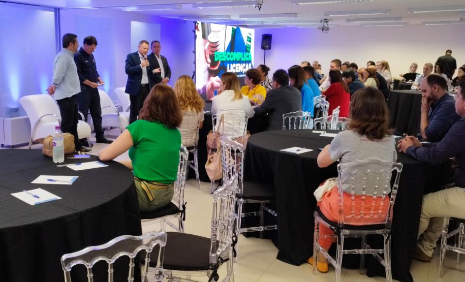 O Governo do Estado, por meio da Junta Comercial do Paraná (Jucepar) e da Casa Civil, apresentou nesta terça-feira (28) o programa Descomplica Paraná para gestores públicos municipais de Londrina e outros 12 municípios da região Norte do Estado.