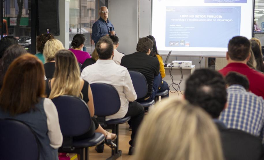 Jucepar difunde informação sobre governança pública na sede do órgão em Curitiba