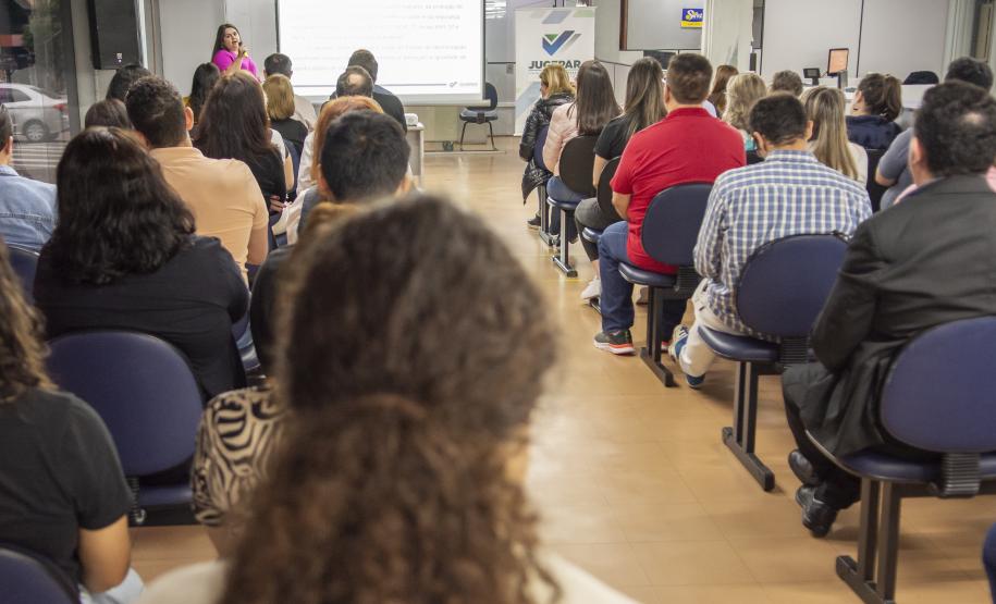 Jucepar difunde informação sobre governança pública na sede do órgão em Curitiba