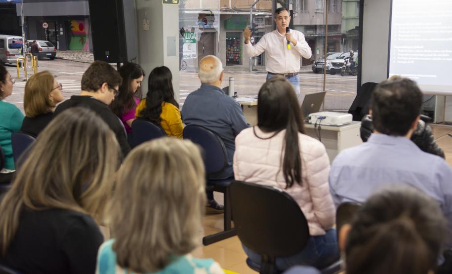 Jucepar difunde informação sobre governança pública na sede do órgão em Curitiba