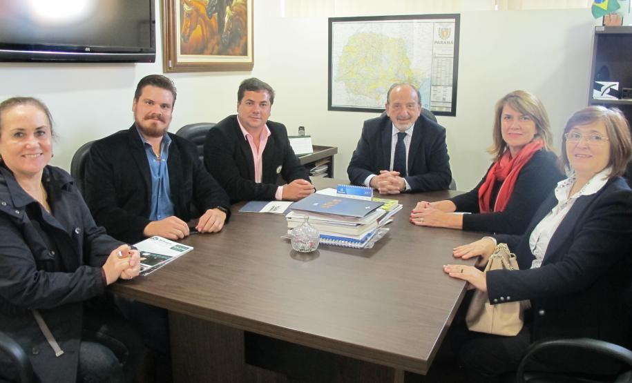 Presidente da Jucepar recebe comitiva de Sertanópolis