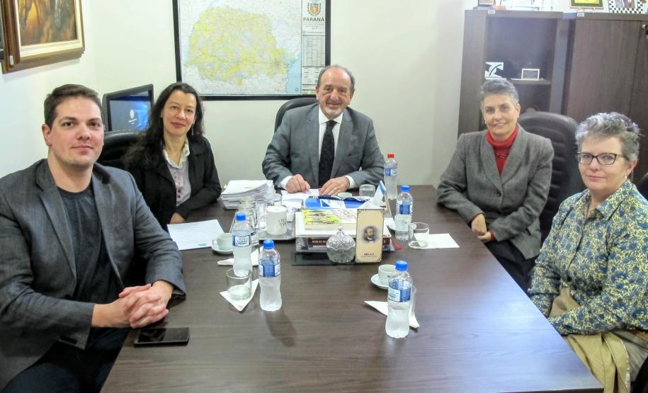 Presidente da Jucepar recebe representantes de tradutores do Paraná Presidente da Jucepar recebe representantes de tradutores do Paraná