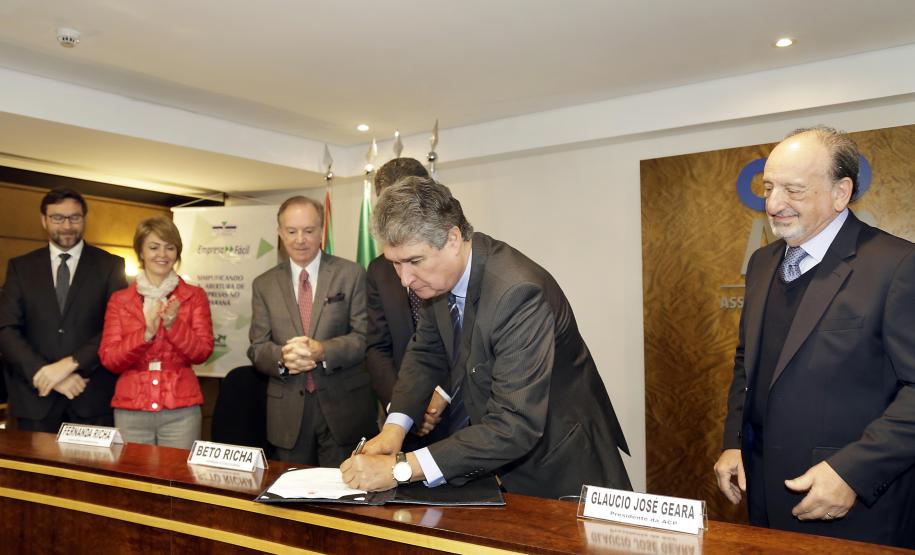 Jucepar integra Secretaria da Fazenda no sistema que facilita abertura de empresas no PR